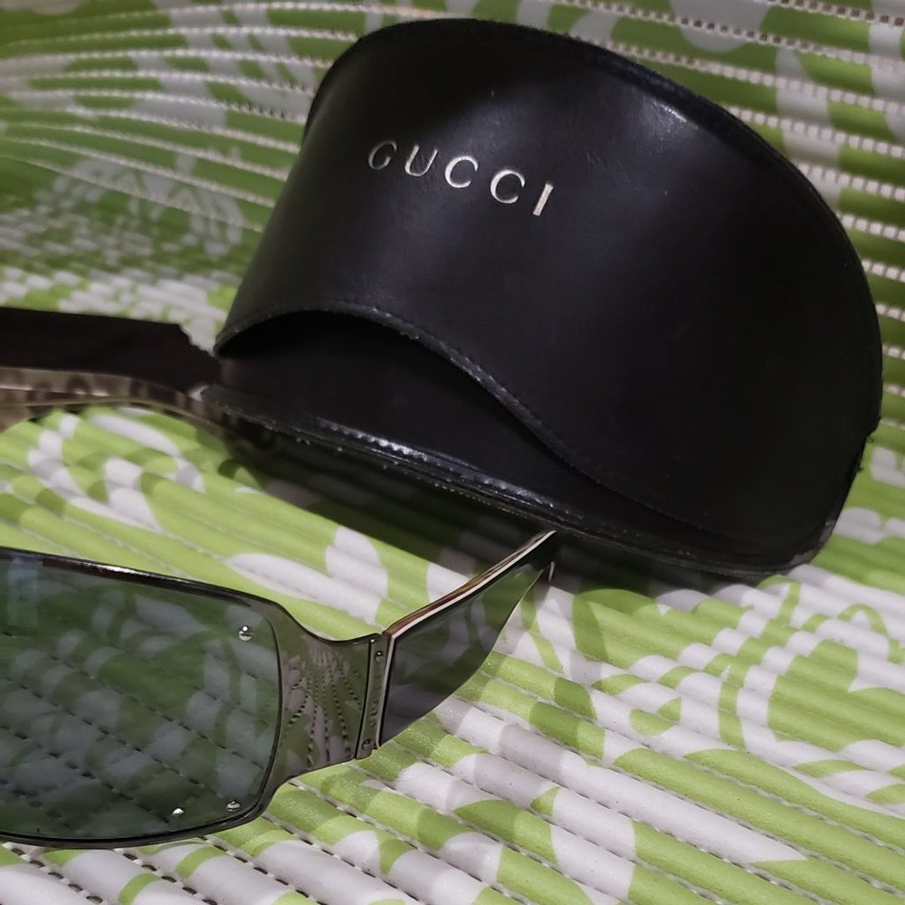 Men's Gucci Sunglasses. - Picture 7 of 10